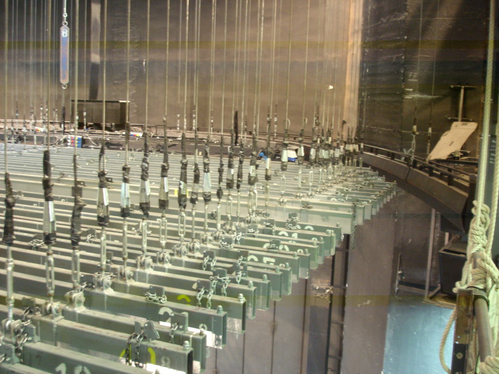 Blick auf viele Hängeschienen und Seilzüge in einem Theater oder einer Bühnentechnik-Anlage.