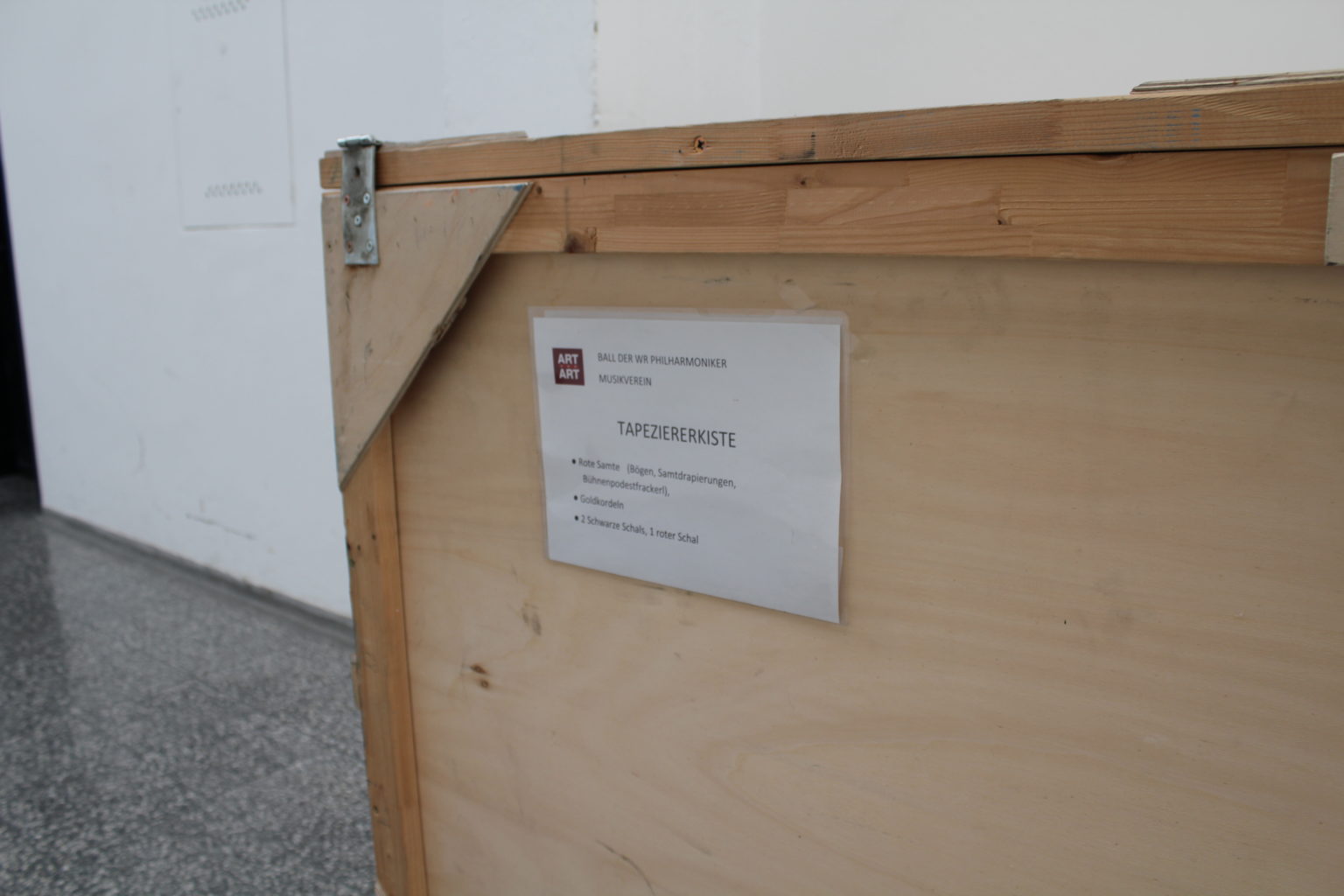 Wooden box with a sign saying „Wallpaper decoration list“ and a short list of contents.